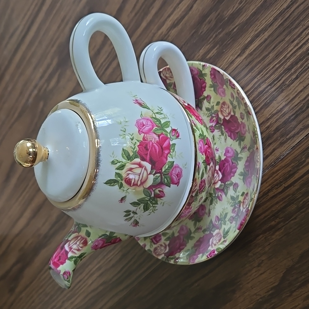 Royal Albert 👑 Old Country Roses Vintage 2002 Party of One Teapot & Cup Set